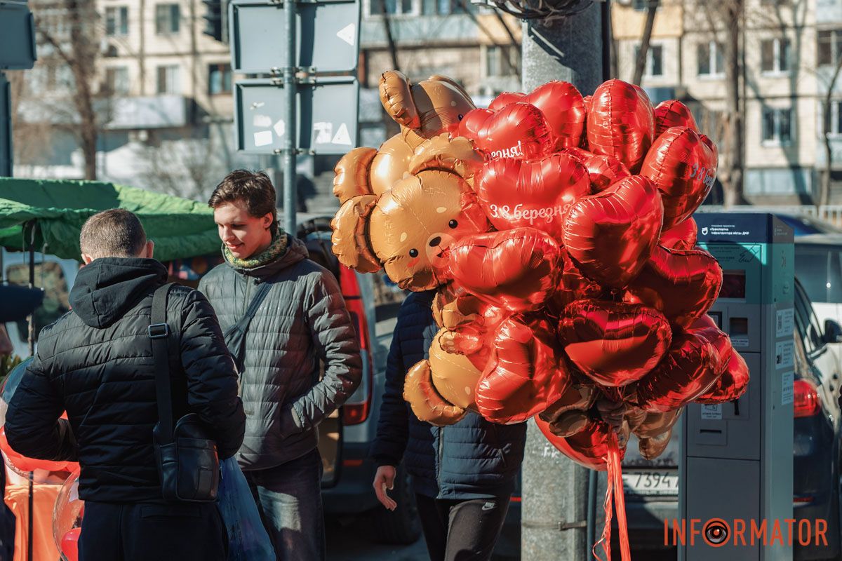 Продавали й повітряні кульки Майже 5 тисяч гривень за букет тюльпанів: скільки у Дніпрі коштують квіти на 8 березня 8