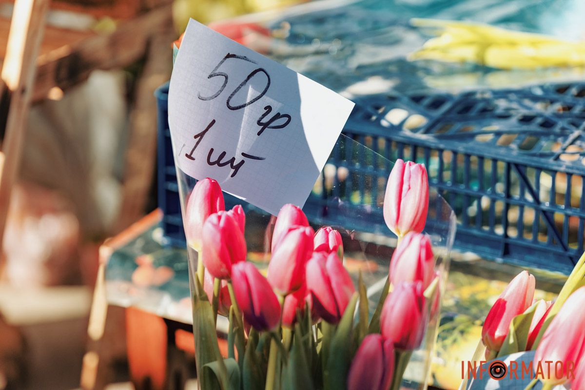 В одній з точок просили 50 гривень за тюльпан Майже 5 тисяч гривень за букет тюльпанів: скільки у Дніпрі коштують квіти на 8 березня 10