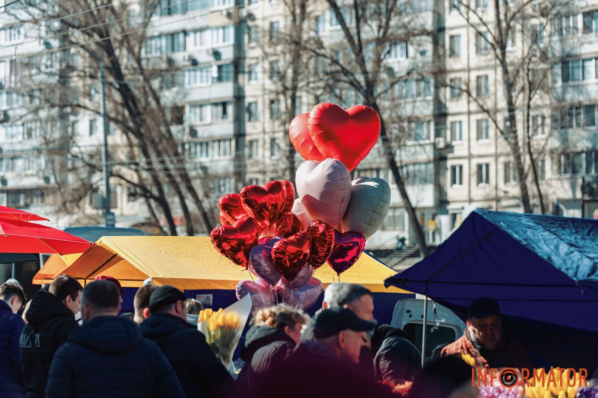 Тут також можна було купити повітряну кульку Майже 5 тисяч гривень за букет тюльпанів: скільки у Дніпрі коштують квіти на 8 березня 13