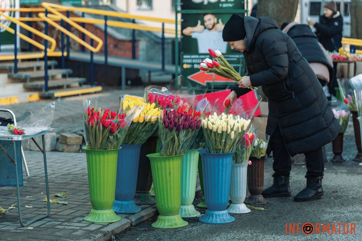 На проспекті Науки, 171, в одній з точок тюльпани продавали за 50 та 70 гривень за штуку Майже 5 тисяч гривень за букет тюльпанів: скільки у Дніпрі коштують квіти на 8 березня 12