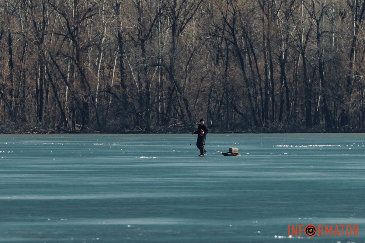 Навіть якщо лід здається міцним, є ймовірність, що він трісне Навіть якщо лід здається міцним, є ймовірність, що він трісне
