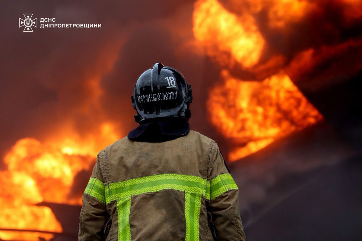 Площадь пожара составила 7000 квадратных метров.