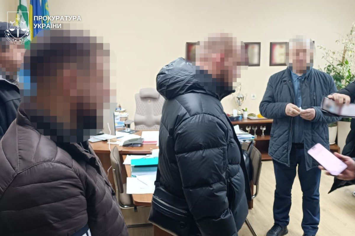 В 2021 году руководитель луганского предприятия, имеющего филиалы в Днепропетровской и Киевской области и производящий картонную продукцию, заключил контракт с российской компанией на поставку ротационной линии производства стоимостью более 1,1 миллиона евро