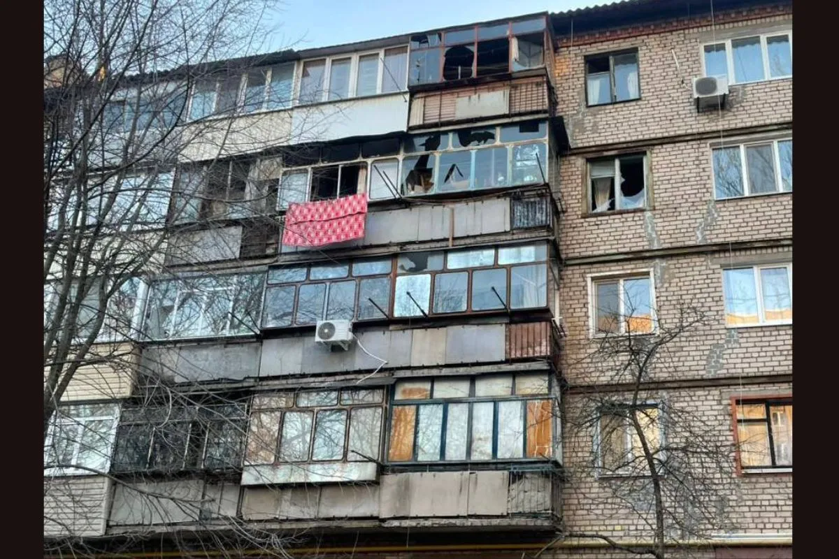 Внаслідок атак пошкоджені два багатоквартирні будинки, підприємства та автомобілі