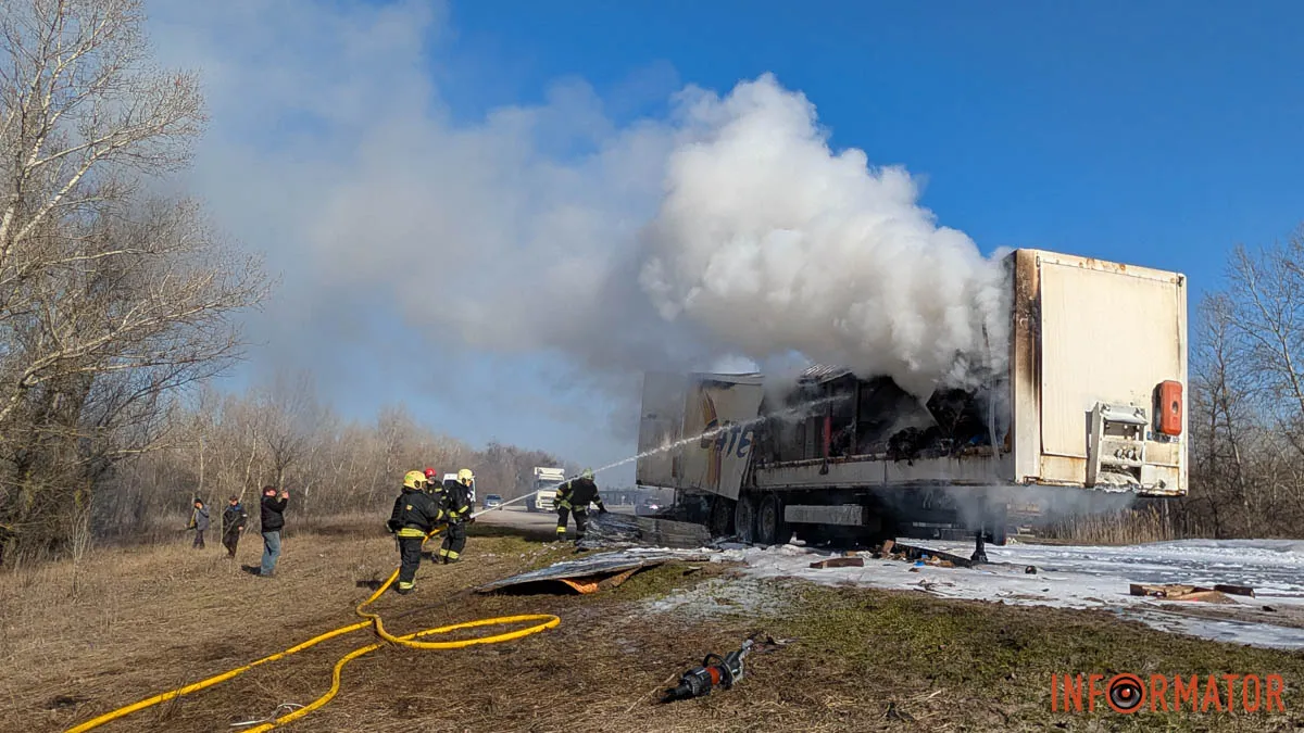 На в'їзді у Дніпро горів причеп фури
