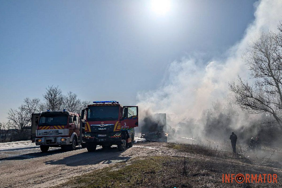 На в'їзді у Дніпро горів причеп фури 1