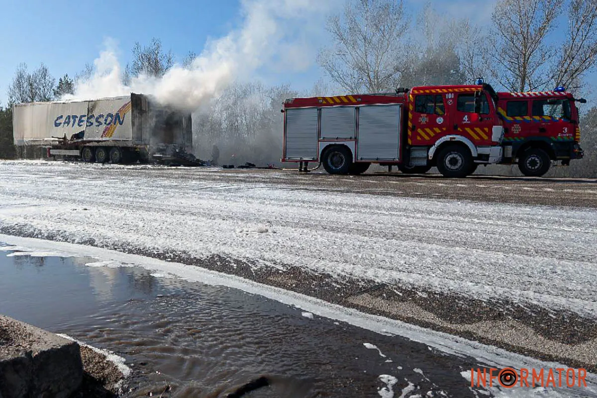 На в'їзді у Дніпро горів причеп фури 2