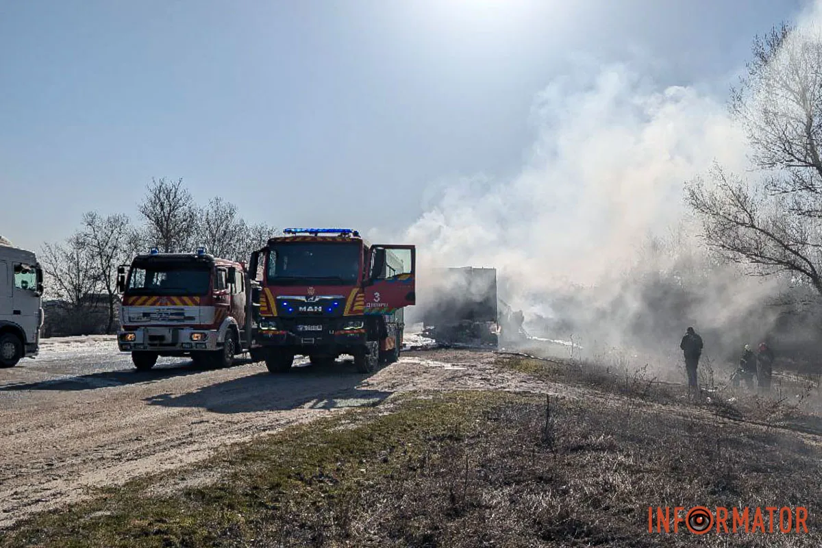 На в'їзді у Дніпро горів причеп фури 3