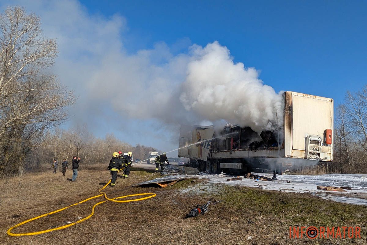 На в'їзді у Дніпро горів причеп фури 4