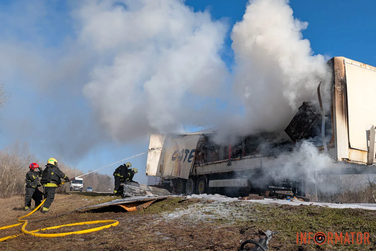 На в'їзді у Дніпро горів причеп фури 5