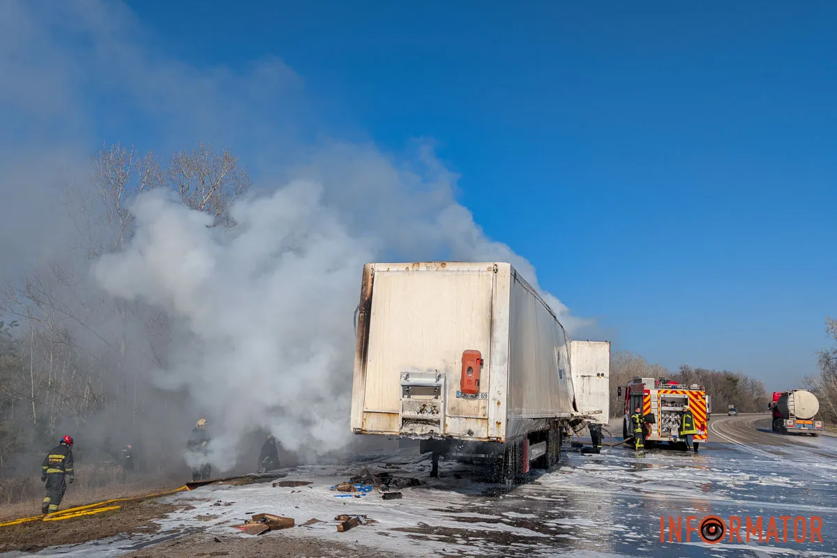 На в'їзді у Дніпро горів причеп фури 7