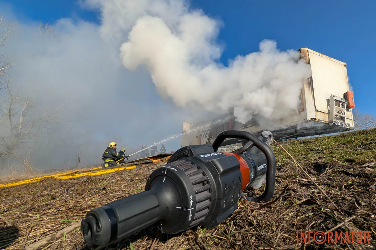 На в'їзді у Дніпро горів причеп фури 9