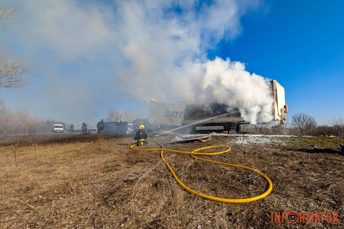 На в'їзді у Дніпро горів причеп фури 8