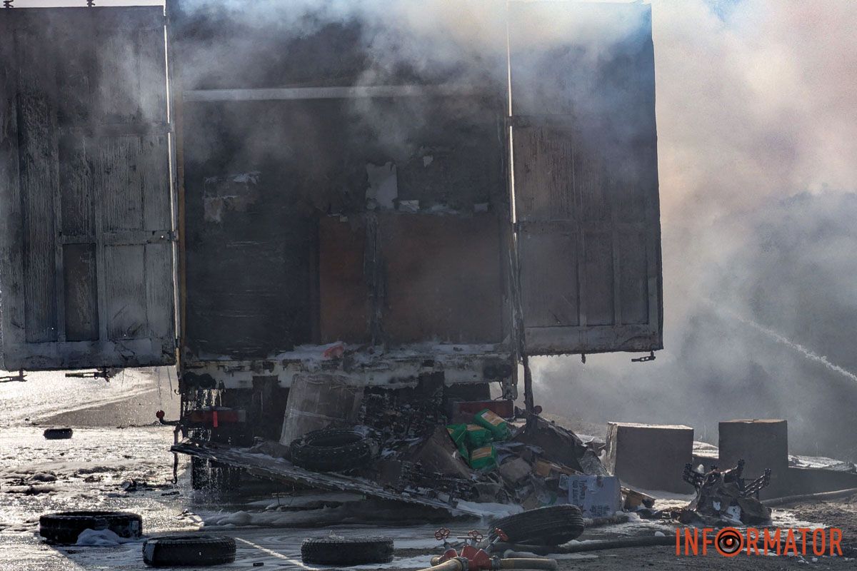 На в'їзді у Дніпро горів причеп фури 11