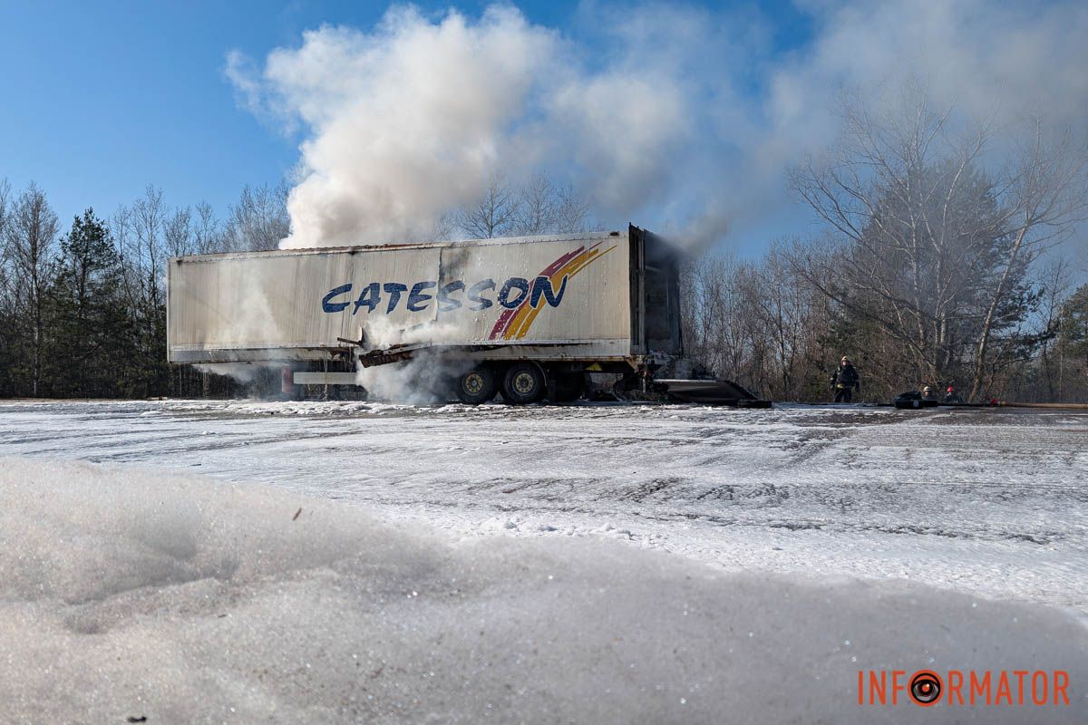 На в'їзді у Дніпро горів причеп фури 12