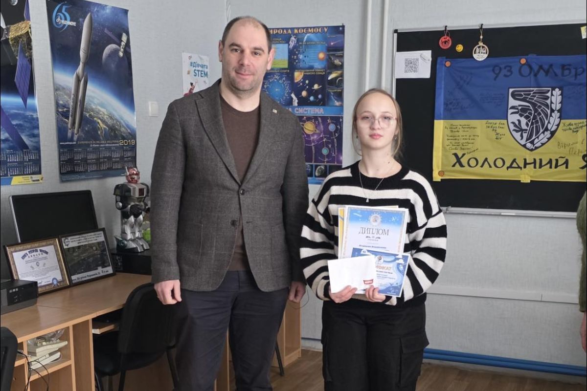 Там він вручив грамоти та дипломи дітям