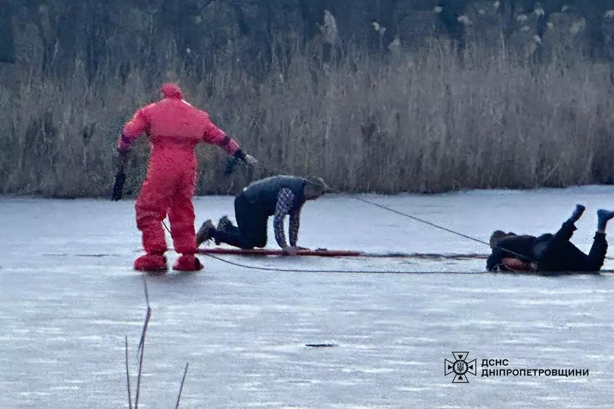 У Кривому Розі врятували двох людей з замерзлої водойми