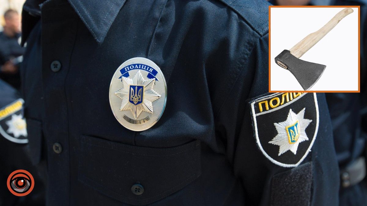 Бігав із сокирою по двору: у Кам’янському чоловік чинив опір поліцейським та провокував конфлікт