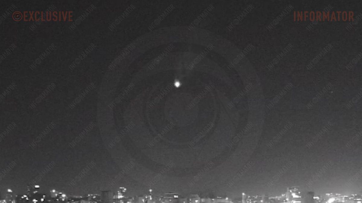 Видео момента: в небе над Днепром увидели болид