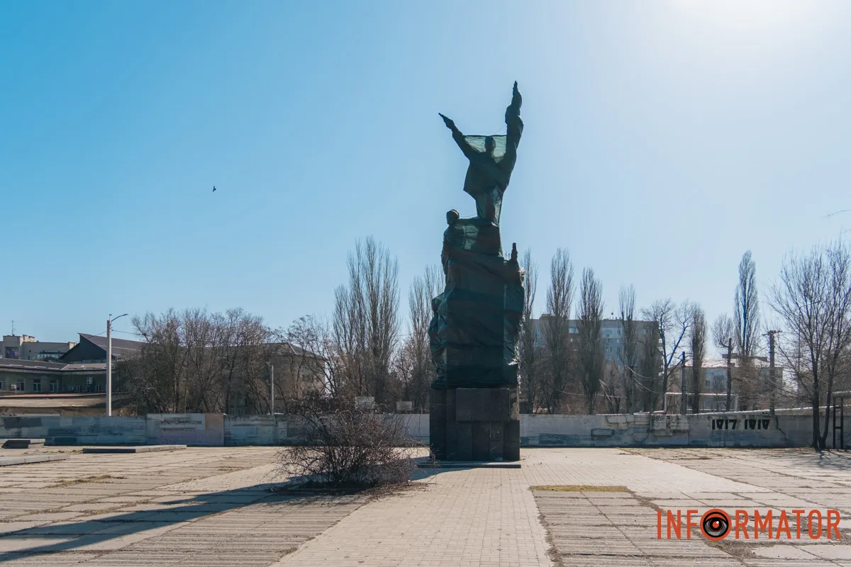 У Дніпрі обмотали сіткою пам'ятник комунарам У Дніпрі на Нечуя-Левицького пам'ятник комунарам обмотали сіткою 1