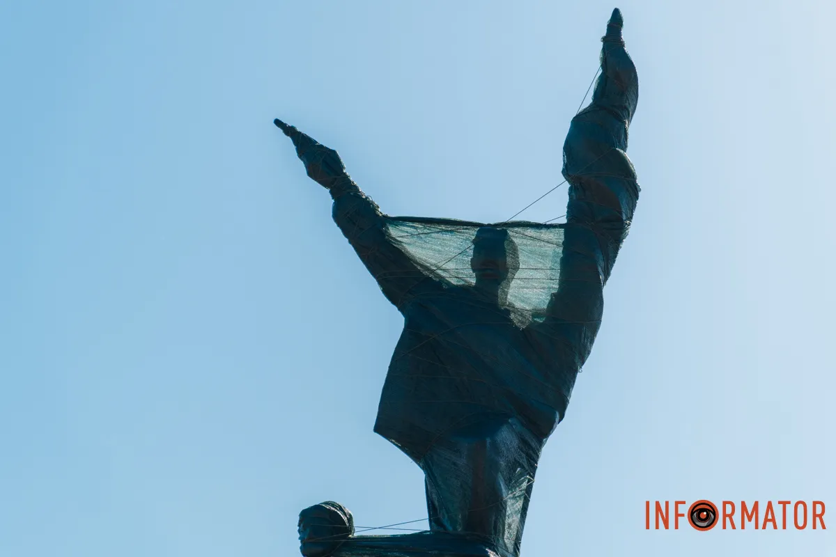 Пам'ятник знаходиться на вулиці Нечуя Левицького (колишній вулиці Каруни) У Дніпрі на Нечуя-Левицького пам'ятник комунарам обмотали сіткою 2