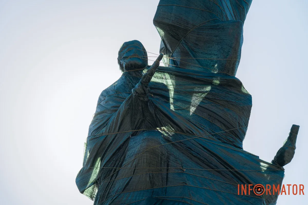 Фото: Денис Чубченко У Дніпрі на Нечуя-Левицького пам'ятник комунарам обмотали сіткою 4