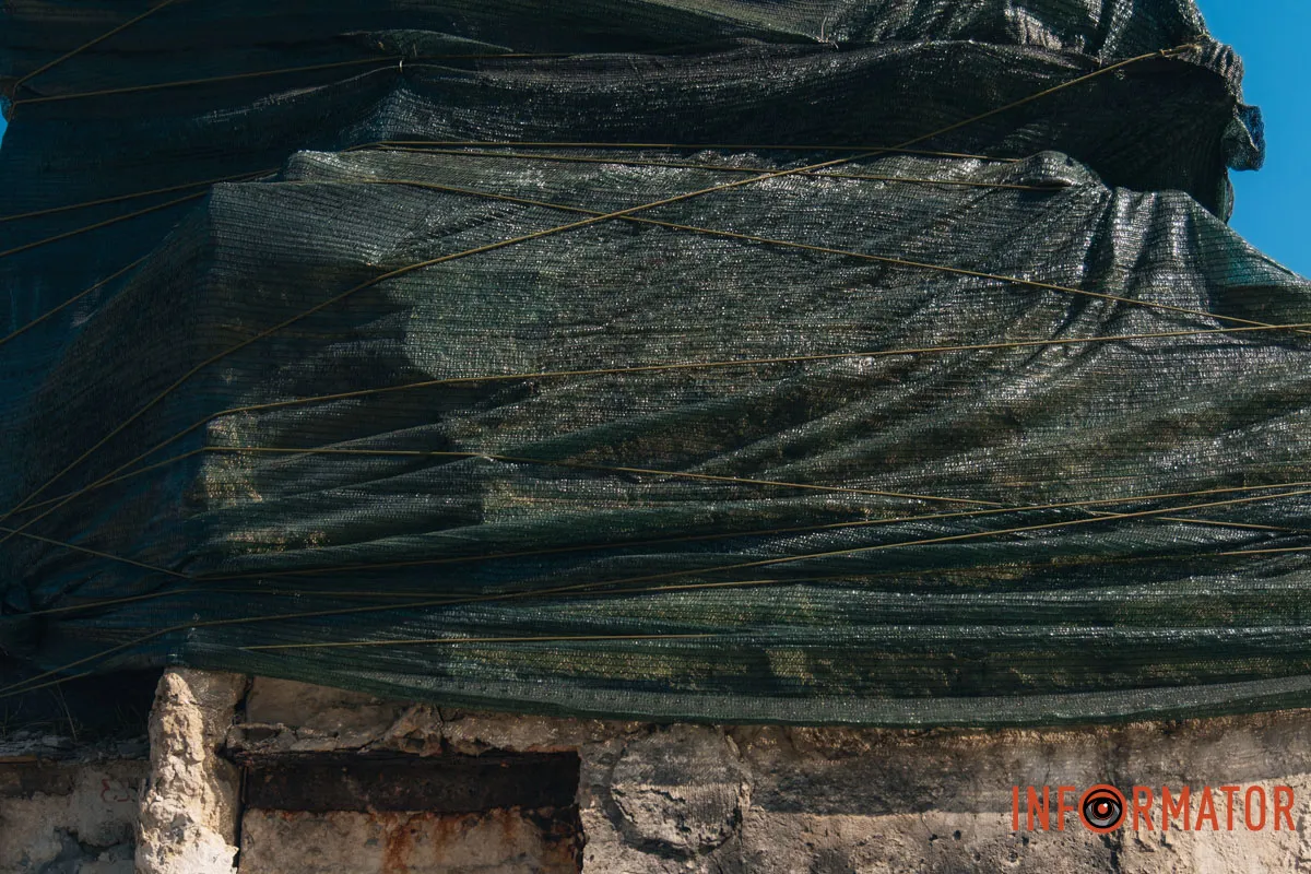 На табличці була згадка про революційні події у Катеринославі У Дніпрі на Нечуя-Левицького пам'ятник комунарам обмотали сіткою 5