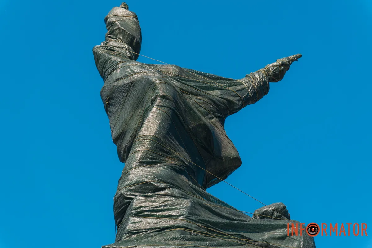 У ніч на 1 січня 2018 року пам'ятник облили червоною фарбою У Дніпрі на Нечуя-Левицького пам'ятник комунарам обмотали сіткою 6