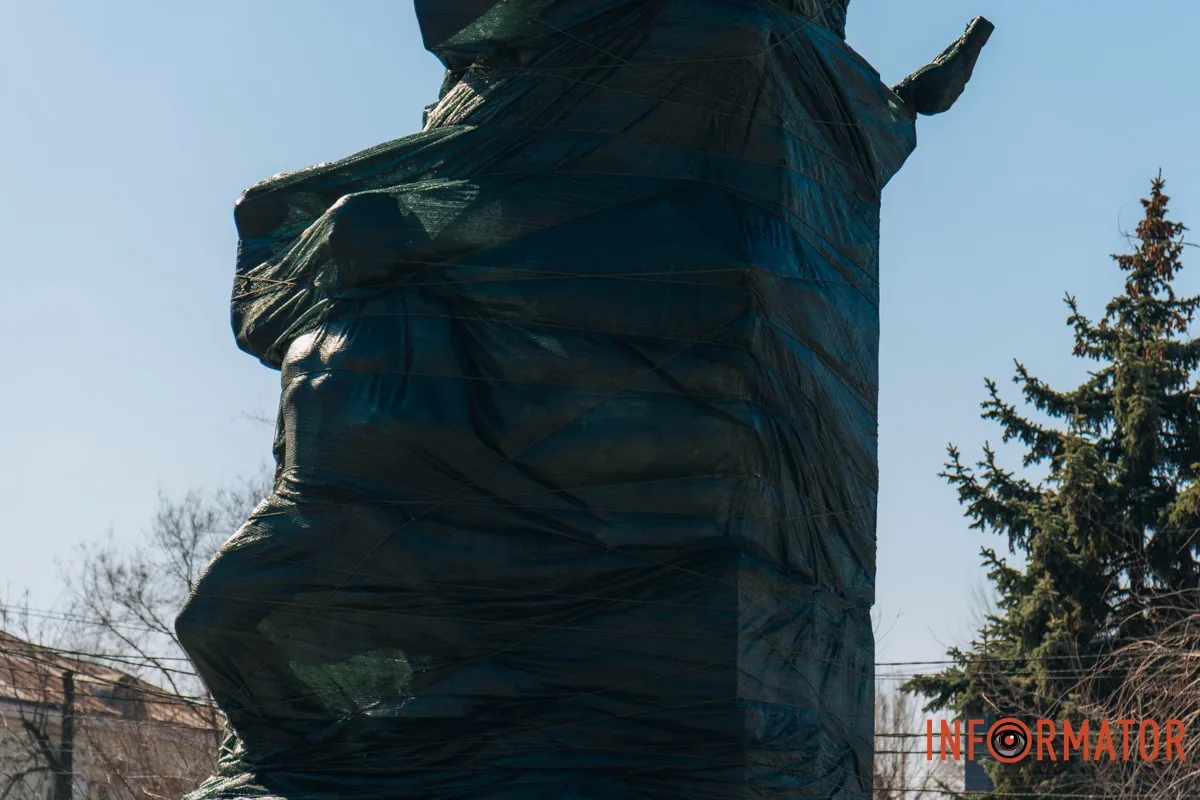 Пам'ятник встановили у 1958 році У Дніпрі на Нечуя-Левицького пам'ятник комунарам обмотали сіткою 7