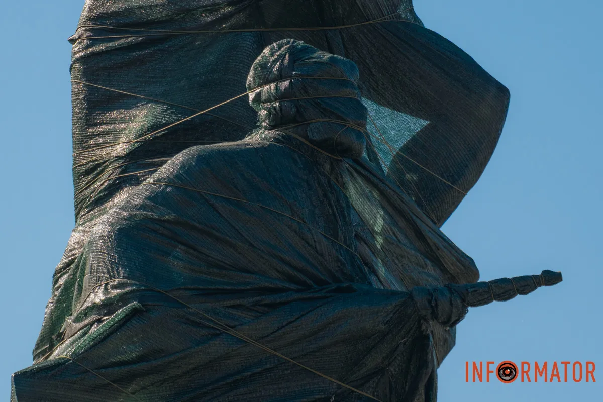 На постаменті стоять фігури робітника, солдата, матроса та студента У Дніпрі на Нечуя-Левицького пам'ятник комунарам обмотали сіткою 8