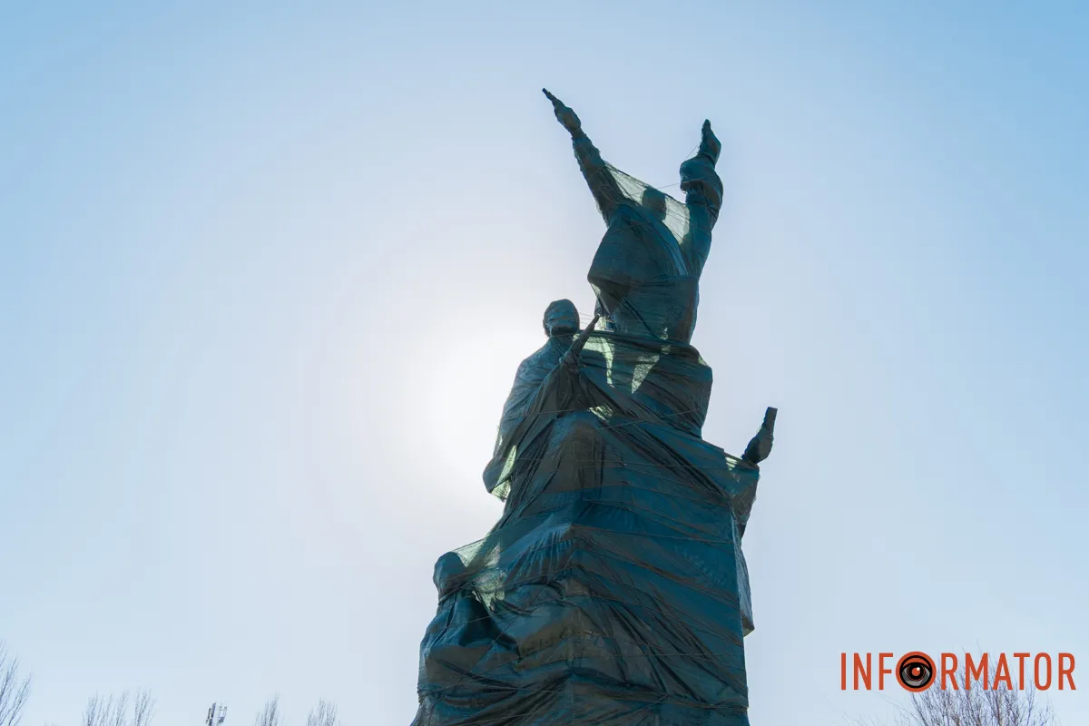 Висота – 8,5 метра У Дніпрі на Нечуя-Левицького пам'ятник комунарам обмотали сіткою 9