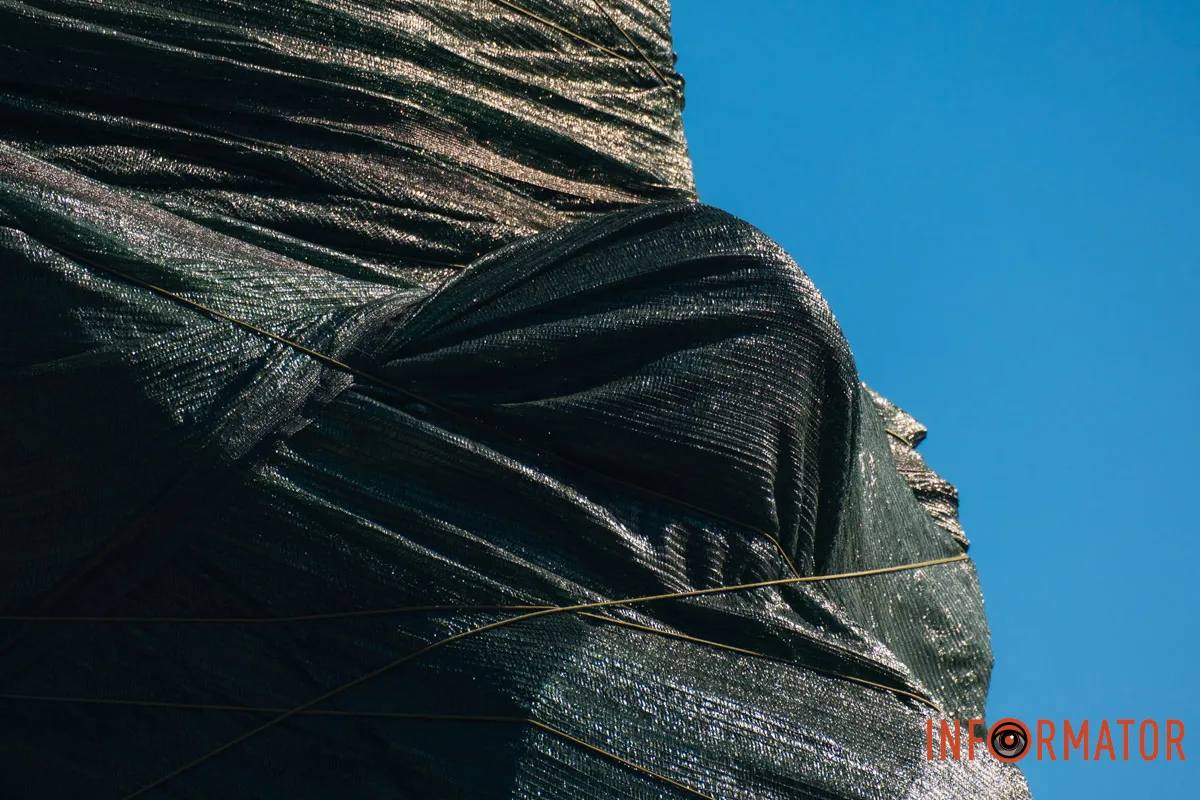 Захований сіткою У Дніпрі на Нечуя-Левицького пам'ятник комунарам обмотали сіткою 10