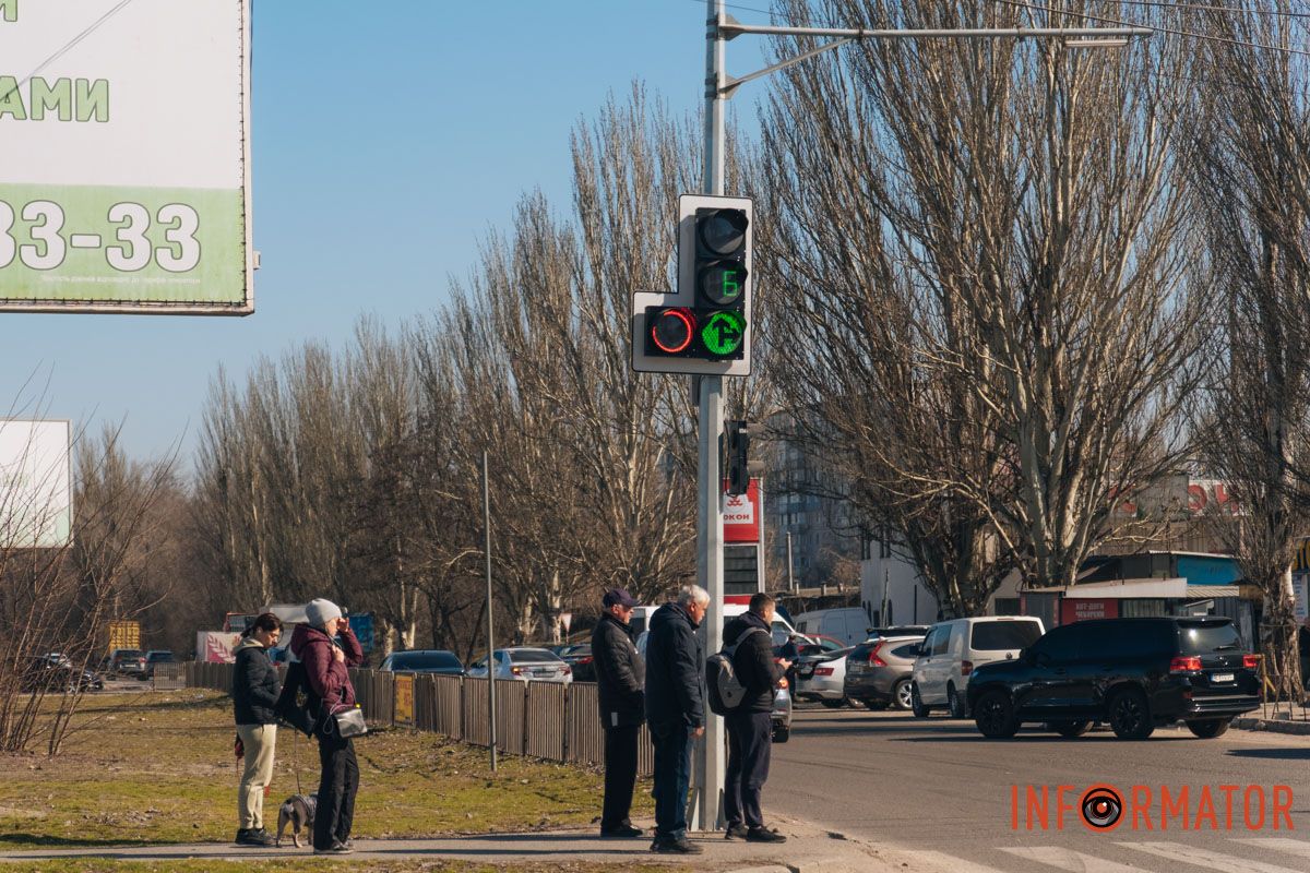 Тут встановили чотири додаткові світлофорні секції для лівого повороту Тут встановили чотири додаткові світлофорні секції для лівого повороту