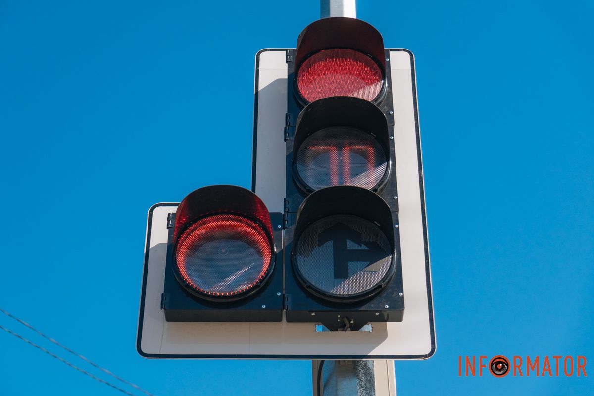 Циклограму роботи світлофорів будуть налаштовувати, щоб збалансувати транспортні потоки як з вулиці Березинської у напрямку Лівобережного-3, так і по самому Донецькому шосе Циклограму роботи світлофорів будуть налаштовувати, щоб збалансувати транспортні потоки як з вулиці Березинської у напрямку Лівобережного-3, так і по самому Донецькому шосе