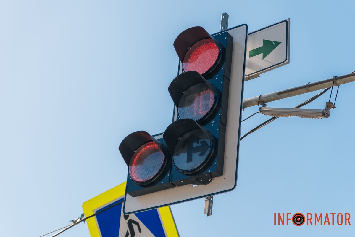 За попередньої організації дорожнього руху на перехресті виникало багато конфліктних ситуацій, які призводили до аварій За попередньої організації дорожнього руху на перехресті виникало багато конфліктних ситуацій, які призводили до аварій