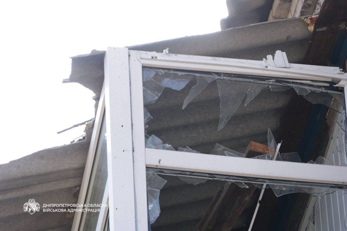 Внаслідок атаки пошкоджені три двоповерхових житлових будинки Внаслідок атаки пошкоджені три двоповерхових житлових будинки