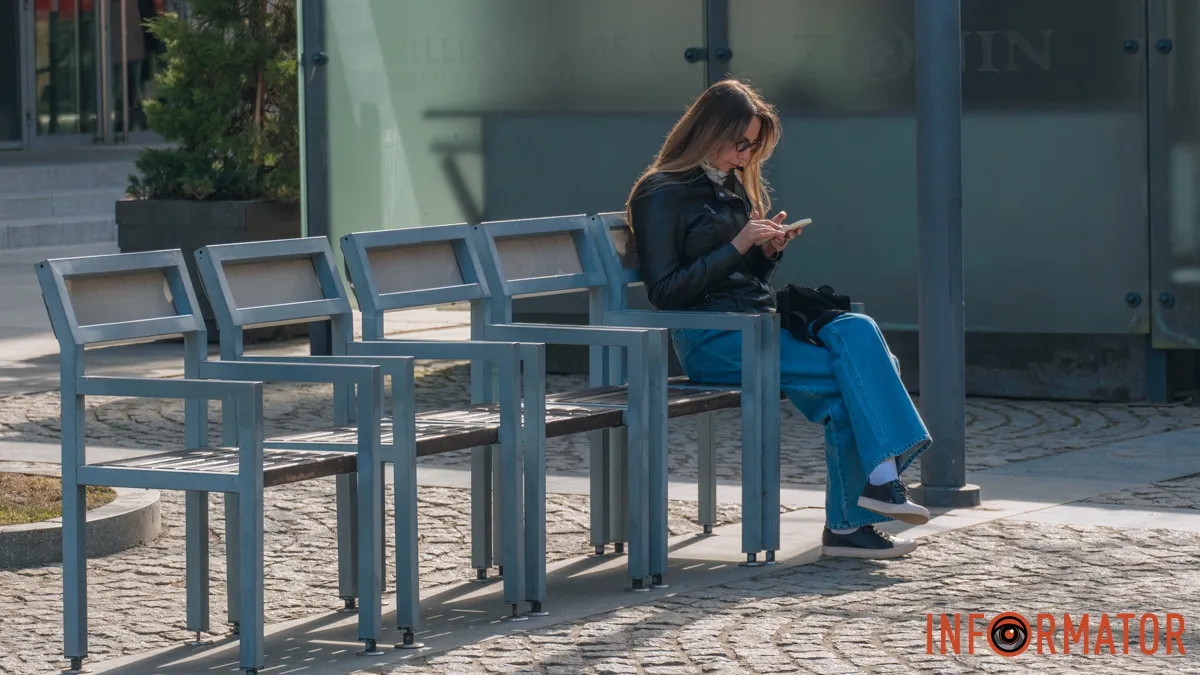 Простір для інтровертів та компаній: у Дніпрі на Кельнському бульварі встановили мобільні стільці