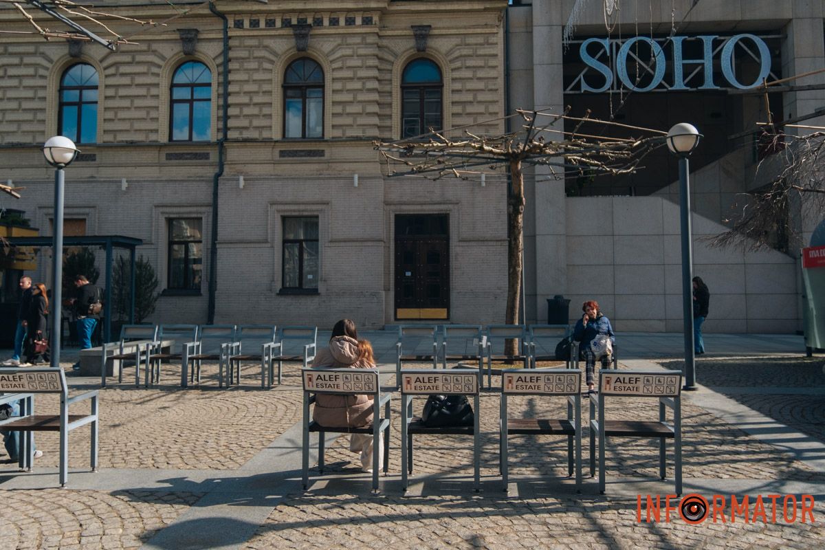 Люди читають, спілкуються та відпочивають