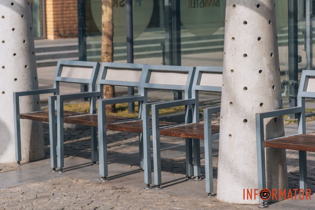 Стільці можна пересунути ближче до сонця