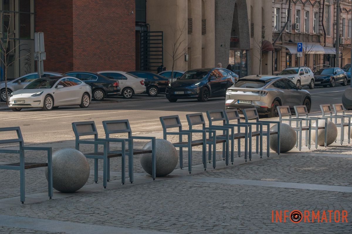 Стільці можна згрупувати у лавочки