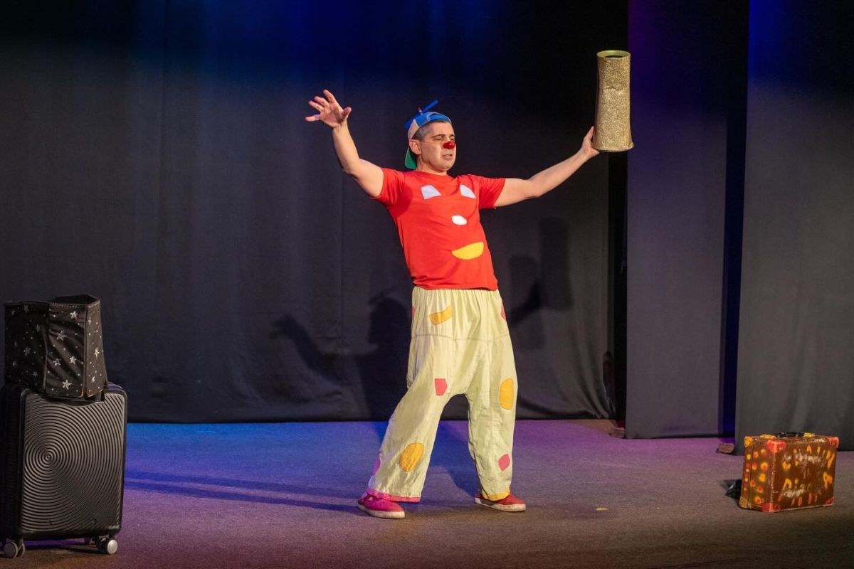 Він працює в зонах конфліктів, де використовує сміх як спосіб реабілітації та подолання травм, спричинених війною