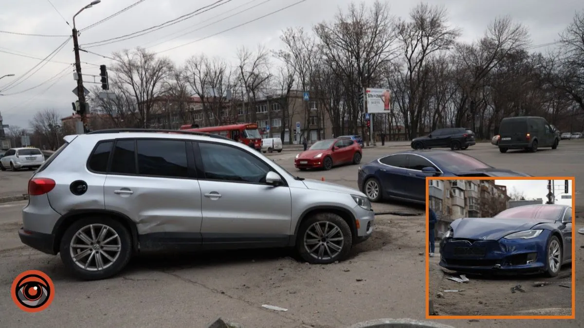 У Дніпрі на проспекті Богдана Хмельницького зіткнулись Tesla та Volkswagen
