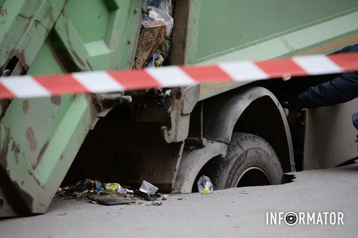 У Дніпрі на Набережній Перемоги сміттєвоз комунальників пішов під землю 1