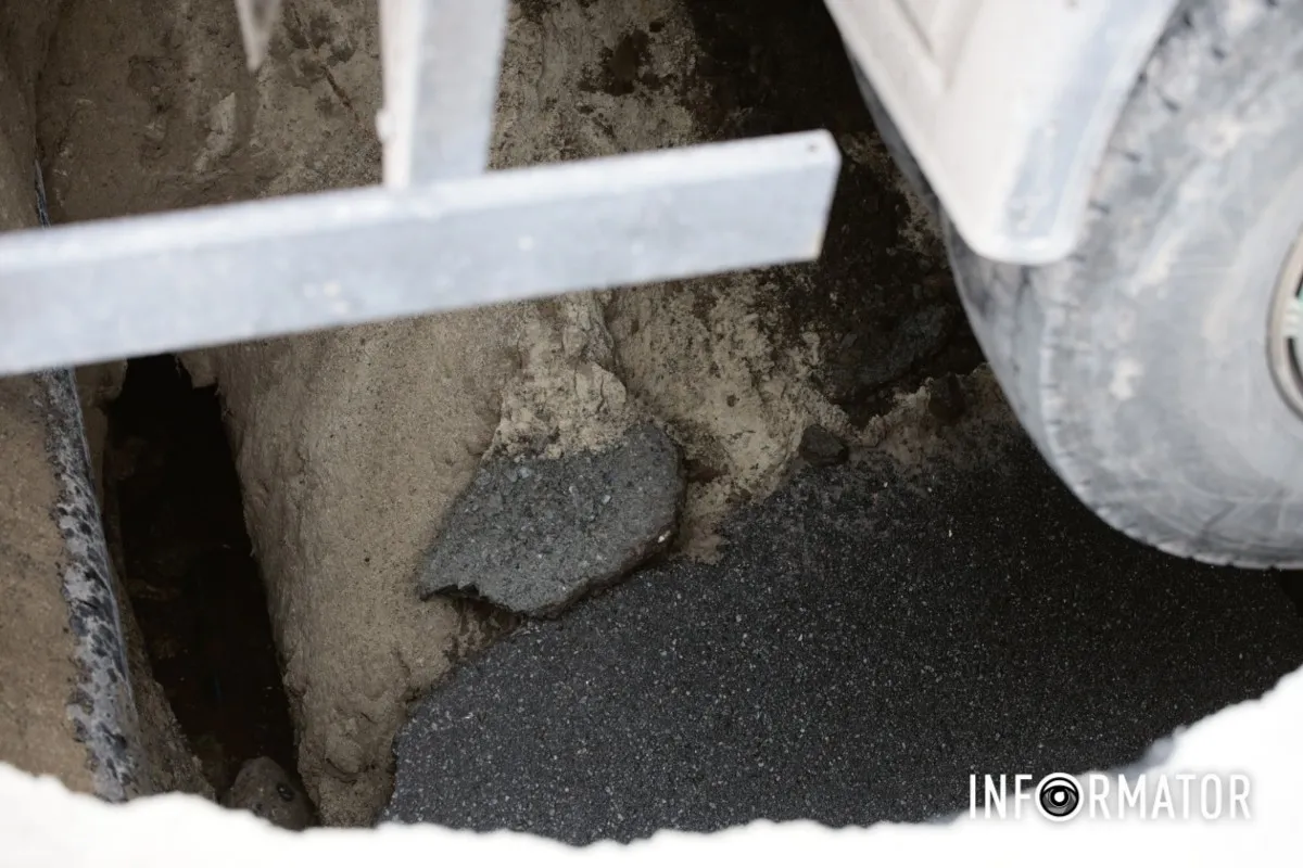 У Дніпрі на Набережній Перемоги сміттєвоз комунальників пішов під землю 2