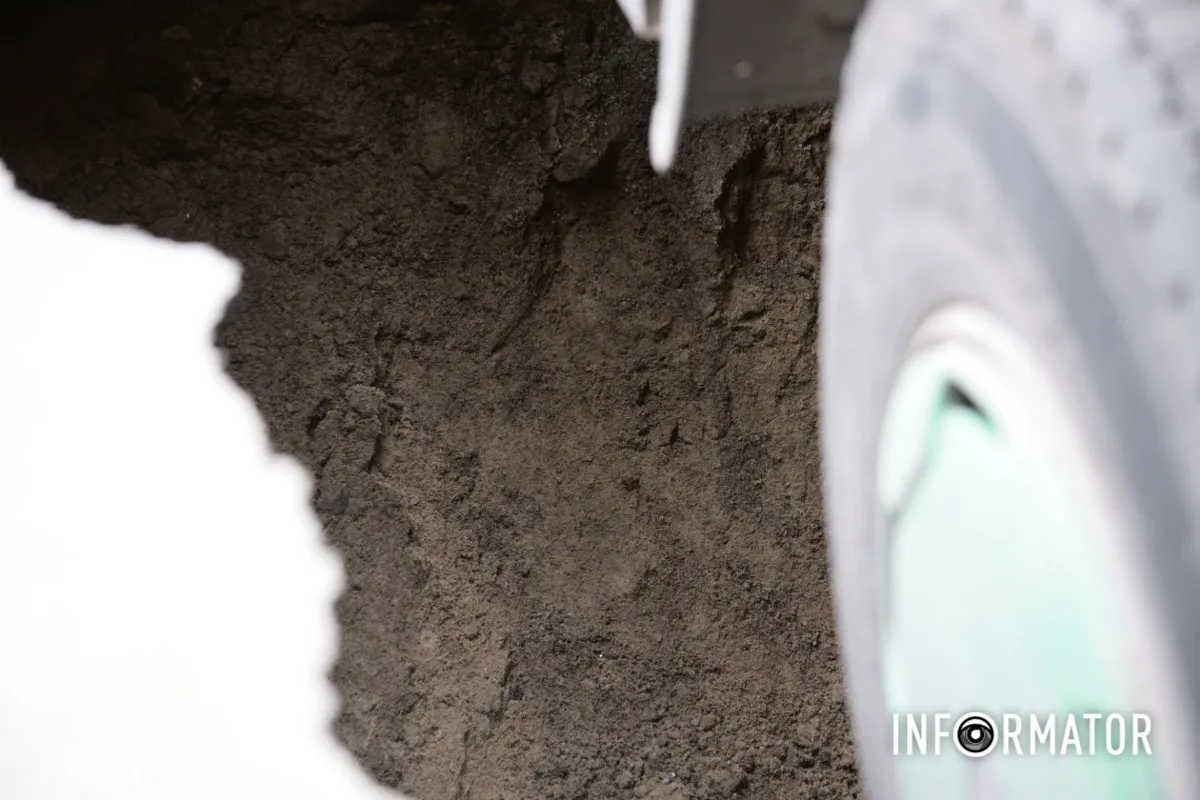 У Дніпрі на Набережній Перемоги сміттєвоз комунальників пішов під землю 3