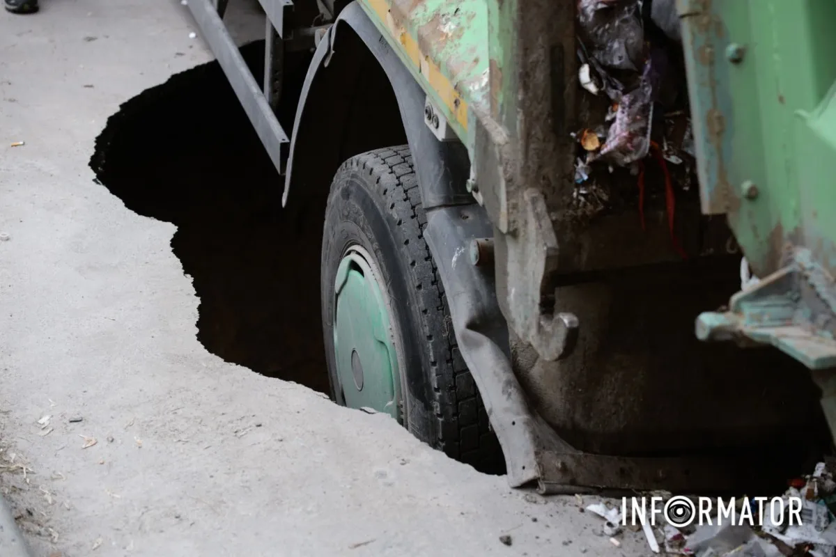 У Дніпрі на Набережній Перемоги сміттєвоз комунальників пішов під землю 5