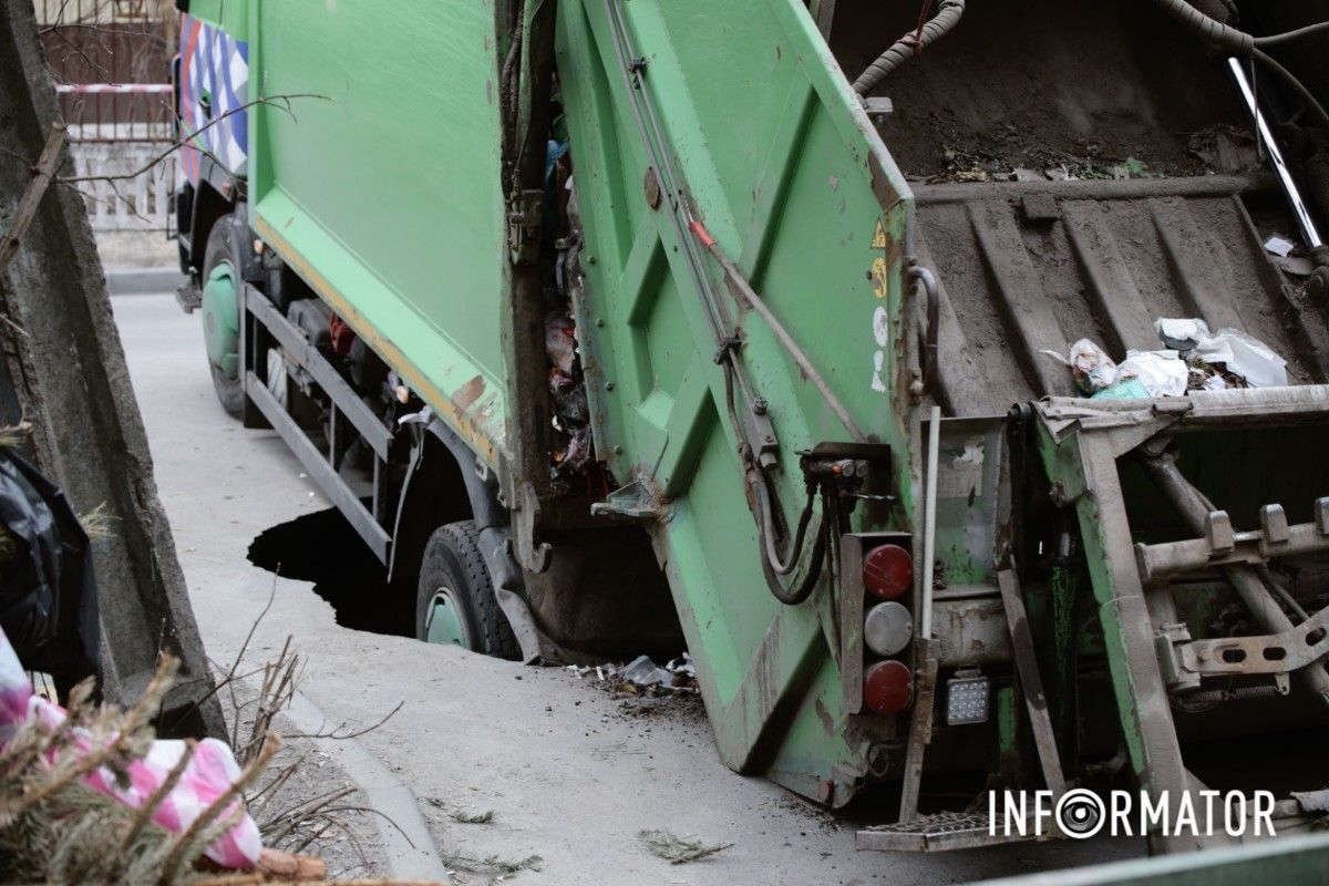 У Дніпрі на Набережній Перемоги сміттєвоз комунальників пішов під землю 13
