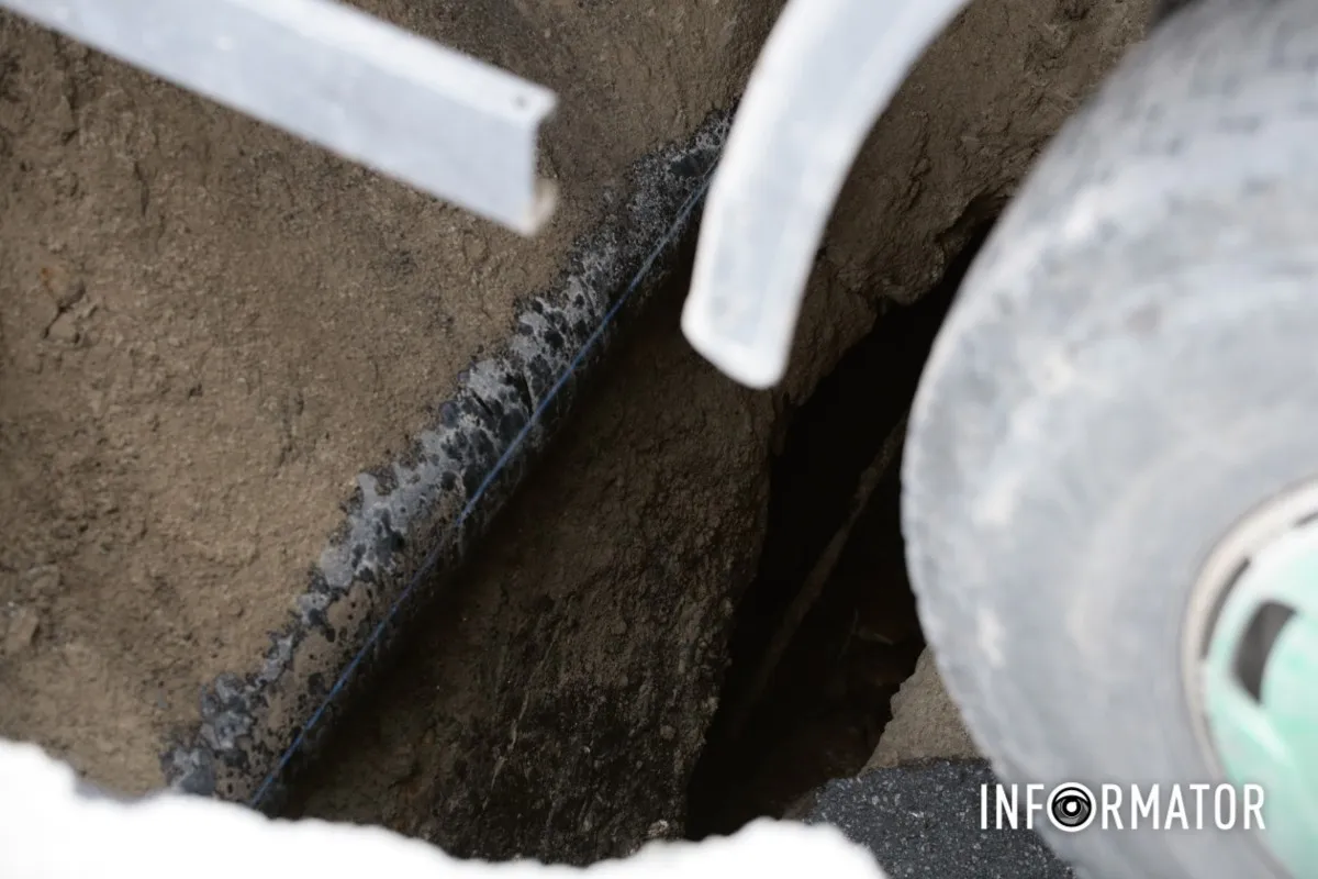 У Дніпрі на Набережній Перемоги сміттєвоз комунальників пішов під землю 12