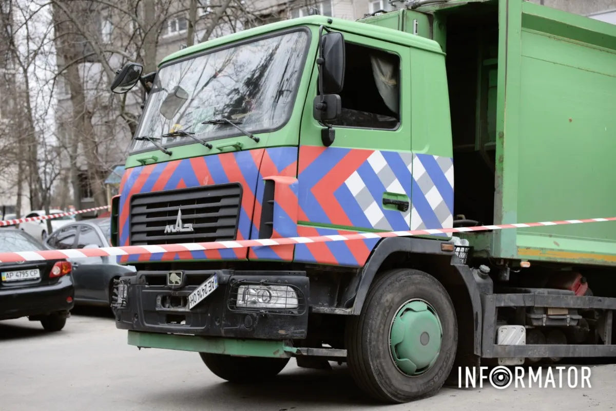 У Дніпрі на Набережній Перемоги сміттєвоз комунальників пішов під землю 7