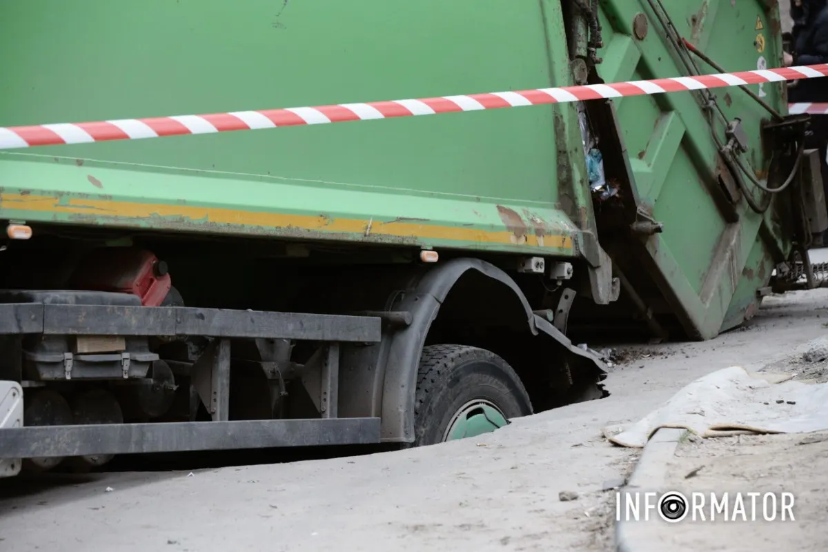 У Дніпрі на Набережній Перемоги сміттєвоз комунальників пішов під землю 6